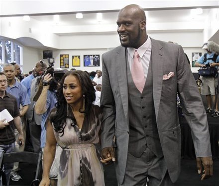 国足友谊赛战胜韩国展现新阵容（国足在友谊赛中击败韩国，新阵容亮相）