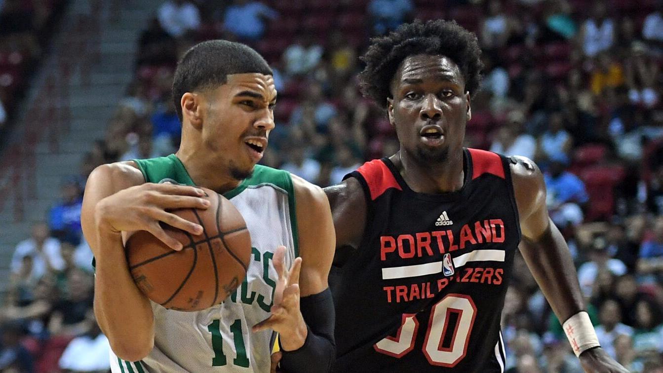 太疼了，萨勒马克尔斯被对手踩中后在地上抽动（萨勒马克尔斯遭对手踩踏后痛苦倒地抽搐）